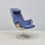 Fåtölj, Bruno Mathsson (1907-1988), Sverige. Jetson, Dux, stomme av kromad metall, sits av kanvas med läderskoning, etikettmärkt, blå nubuck